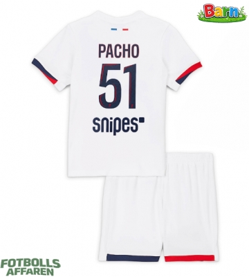 Paris Saint-Germain Willian Pacho #51 Bortaställ Barn 2025-26 Kortärmad (+ Korta byxor)